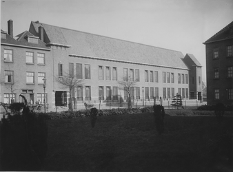 XXII-44 Openbare school voor G.L.O. in de Nicolaas Beetsstraat, vanaf het Startingplein.