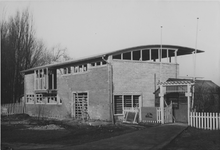 XXIII-134-01 Clubgebouw der Rotterdamse Roei- en zeilvereniging in opbouw aan de Kralingse Plaslaan.