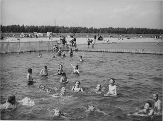XXIII-158-00-04 Kinderen zwemmen in het bad aan het Langepad.
