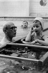 XXIII-167-00-00-01-03 Zwembad voor poliopatiëntjes aan de Gerdesiaweg. Twee leerlingen met hun instructeur in het water.