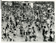 XXIII-167-00-00-05 Spelende kinderen bij het strandbad in het Zuiderpark.