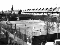 XXIII-180-01 Tennispark Overschie aan de Torenlaan bij de Delfshavenseweg/Delfshavense Schie. Op de achtergrond links ...