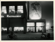 XXIV-12-10 Terras van restaurant Dikker & Thijs in het Holbeinhuis aan de Coolsingel.Het terras wordt verwarmd door het ...