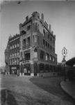 XXIV-27-00-02 Het Hofplein met o.a. Café Centraal, rechts de Raampoortstraat.