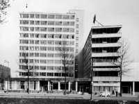 XXIV-51-02-16-2 Het Rijnhotel en A.M.V.J. =Stichting Algemeen Maatschappij voor Jongeren gebouw aan de Mauritsweg, van ...