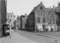 XXV-124 Omgeving Raam - Bulgersteynstraat, links de achterzijde van het stadhuis.