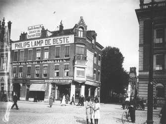 XXV-147 De Coolvest en rechts de Sint Laurensstraat met op de achtergrond de toren van de Sint-Laurenskerk.