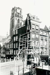 XXV-174 De hoek Bagijnenstraat - Delftsevaart, tijdens de bouw van het onderstation Delftsevaart van het ...
