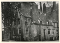 XXV-206-01 Hoek Gedempte Glashaven (links) - Jodensteeg. In het hoekpand was tot 1725 de synagoge gevestigd. In het ...