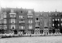 XXV-224 Gezicht op enige huizen aan de 's-Gravendijkwal bij de Rochussenstraat.