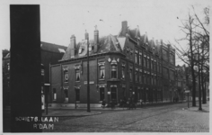 XXV-225 Gezicht op enige huizen aan de 's-Gravendijkwal tussen de Snellinckstraat en de Rochussenstraat.