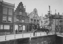 XXV-23-1 Gezicht op de westzijde van Aelbrechtskolk met rechts de Aelbrechtsbrug.