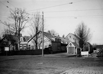 XXV-245-14 Huizen aan de 's-Gravenweg tegenover de Essenlaan.