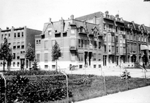 XXV-308 Huizen aan de westzijde aan de Heemraadssingel bij de C.P. Tielestraat.