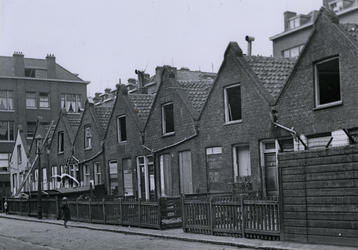XXV-317-01 Arbeidswoningen in de Hendrikstraat, vanaf de nummers 29 t/m 41 uit het zuidoosten.