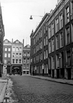 XXV-357-00-01 Jacobusstraat, rechtszijde nummers 2-8. Op de achtergrond de Van Oldenbarneveltstraat.