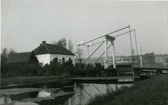 XXV-389 Een tuinmanswoning en ophaalbrug op de buitenplaats 'Ypenhof', aan de Kralingseweg.
