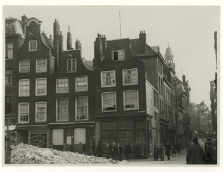 XXV-412 De Leeuwenstraat met voor sloop bestemde panden, rechts de Zandstraat.