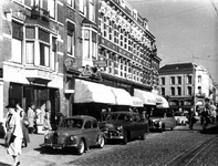 XXV-458-18 Winkels in de Nieuwe Binnenweg met op de achtergrond de Mauritsweg en de Oude Binnenweg.