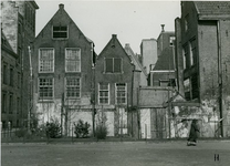 XXV-545 Het Raamplein, de Paddengang en de achterzijde van panden aan het Haagseveer, links het stadhuis.