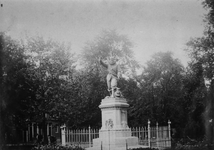 XXVI-24-02 Het standbeeld van Piet Heyn op het Piet Heynsplein.