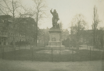 XXVI-25 Het standbeeld van Piet Heyn op het Piet Heynsplein.