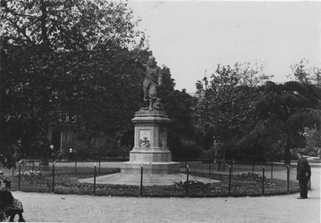XXVI-27 Het standbeeld van Piet Heyn op het Piet Heynsplein.