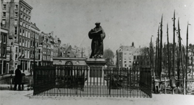 XXVI-7-00-01 Standbeeld van Erasmus op de Grotemarkt. Links en rechts van het hek staan urinoirs, geplaatst na klachten ...
