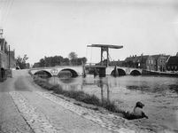 XXXI-422 Gezicht op de Hogebrug over de Delfshavense Schie met rechts de Delfshavensekade. Op de achtergrond de ...