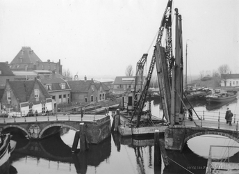 XXXI-423-01 De Hogebrug over de Delfshavense Schie tijdens herstellingswerkzaamheden.
