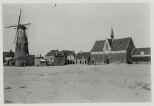 XXXI-645 Korenmolen De Hoop bij de Kreek en de Gereformeerde Kerk gebouwd tussen 1887-1897 aan de Bovenstraat in ...