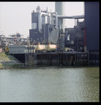 100390 Een deel van de centrale van Afvalverwerking Rijnmond (AVR) in de Sint-Laurenshaven.
