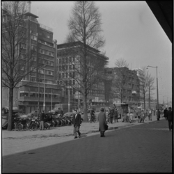 10053 De Coolsingel met verkeer en links het Hotel Atlanta aan de Aert van Nesstraat. Opname in noordelijke richting.