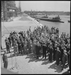 1046 Publiek luistert naar een toespraak bij de overdracht van de kade van de Rijnhaven, oostzijde tijdens de Opbouwdag.