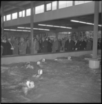 11030 Koningin Juliana bij een zwemdemonstratie bij de opening van de tentoonstelling E'55 aan de Wytemaweg.