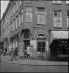 1139 Winkelend publiek bij vishandel D. van Baarlen-Soek aan de Crooswijkseweg 162 en hoek Oudaenstraat.