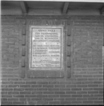 11741 Gedenkplaat voor het de bouw van woningen in 1922, ingemetseld in een muur in de Burgemeester Bosstraat in Overschie.