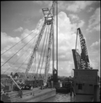 1180 Een drijvend ponton met heiwerkzaamheden voor de bouw van twee verkeersbruggen bij het Blijdorpplein. Op de ...