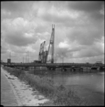 1182 Heiwerkzaamheden voor de bouw van twee verkeersbruggen bij het Blijdorpplein. Op de voorgrond het ...