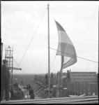 11884 De vlag kan uit omdat het hoogste punt is bereikt tijdens de bouw van het Dijkzigt Ziekenhuis aan het Dr. ...