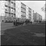 12178 Kinderen spelen op en met bakfietsen in de omgeving van de Zouteveenstraat.
