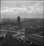 1284 Overzicht van de binnenstad vanaf de Stadhuistoren aan de Coolsingel. Van rechts naar links De Delftsevaart, de ...