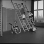 13363 Kinderen in een gymnastieklokaal in de Mytylschool voor kinderen met een beperking aan de Gordelweg.