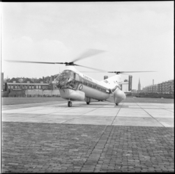 13486 Een passagiershelikopter met dubbele rotor van de Belgische luchtvaartmaatschappij Sabena op de Heliport aan de ...