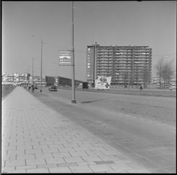 13532 Het Zuidplein met flatgebouw Zuidplein. In het midden de Pleinweg. Langs de weg een reclamebord van het Rode ...