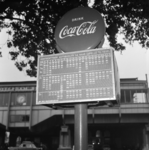 13834 Een vertrekstaat met Coca-Cola-reclame bij een bushalte van de RET aan de Blaak voor het Station Blaak.