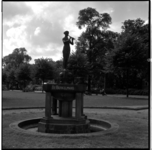 15001 De Parklaan met de Shurmann fontein van Charles H.M. van Wijk met het monument de Fluitspeler van beeldhouwer Bon ...