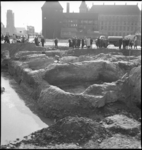 1507 Fundamenten van vermoedelijk de Delftsche Poort bij het Hofplein. Op de achtergrond het hoofdbureau van politie en ...