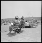 16067 Recreatie bij het strandbad aan de Barbeelsingel, twee vrouwen op klapstoeltjes hebben uit een krant een ...