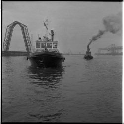 16733 Een delegatie op bezoek in de Rotterdamse haven bekijkt vanaf een blusboot de Waalhaven. Hier bij het ...